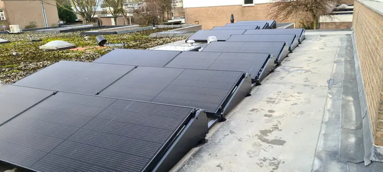 PV-panelen op een plat dak in Den Bosch, foto 4 van 5
